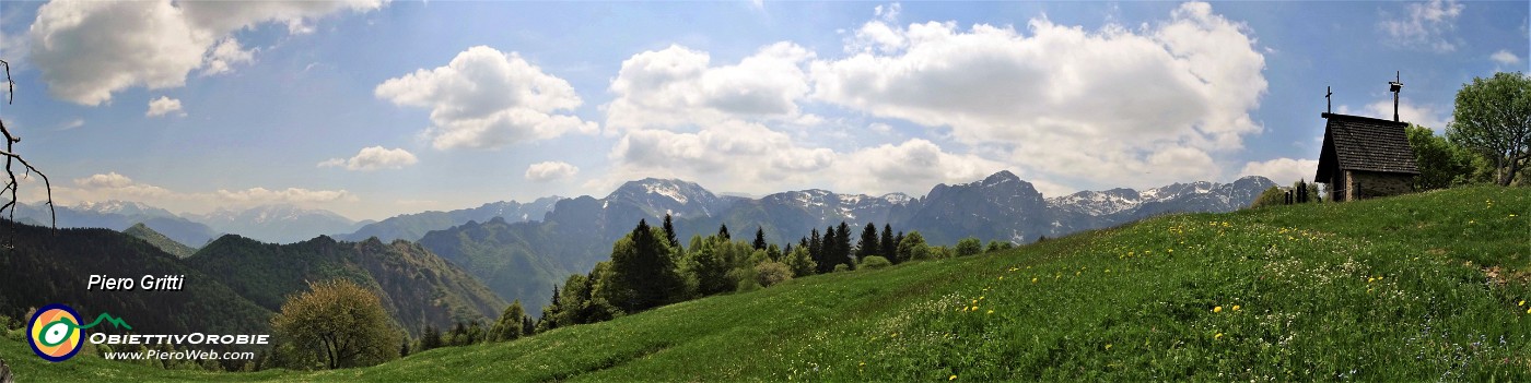 70 Vista panoramica con la Cappella dei prati della Pigolotta.jpg